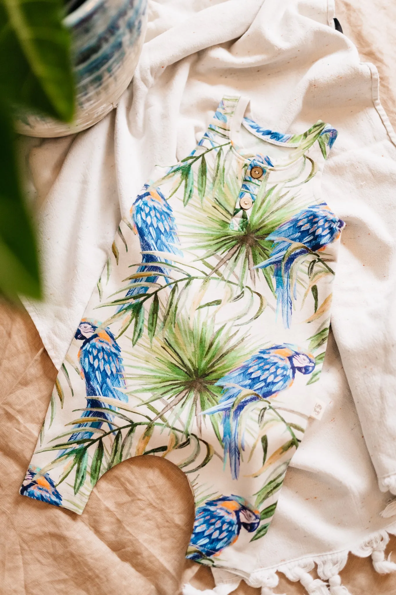 Romper de Little Yogi - Little Blue Parrots