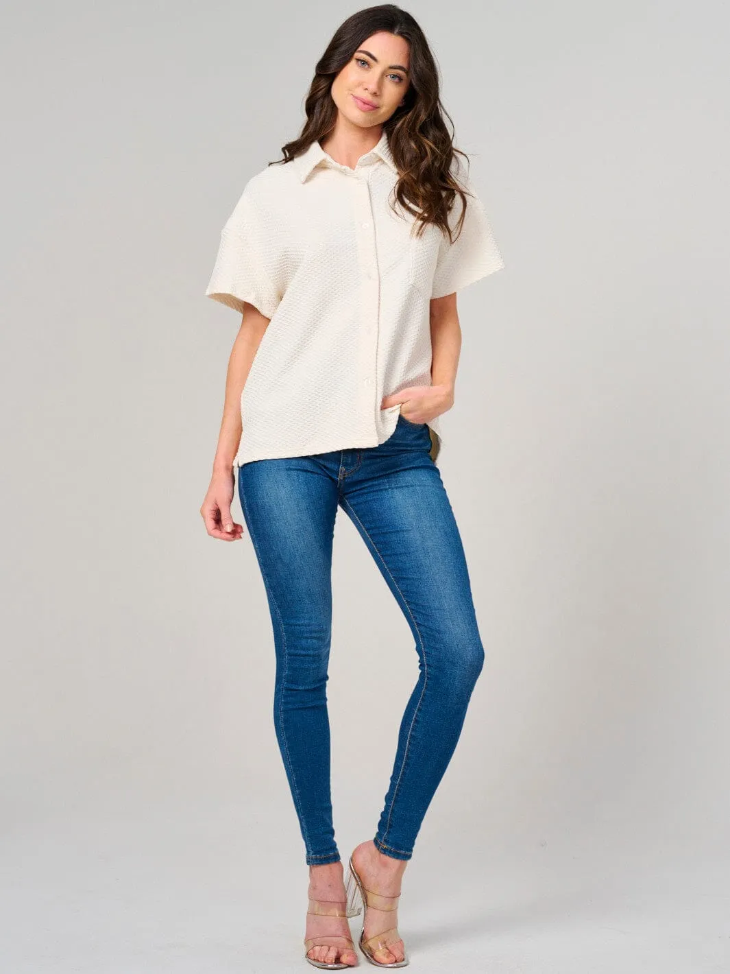 WOMEN'S SHORT SLEEVE BUTTON CLOSURE FRONT POCKET DETAILED BLOUSE