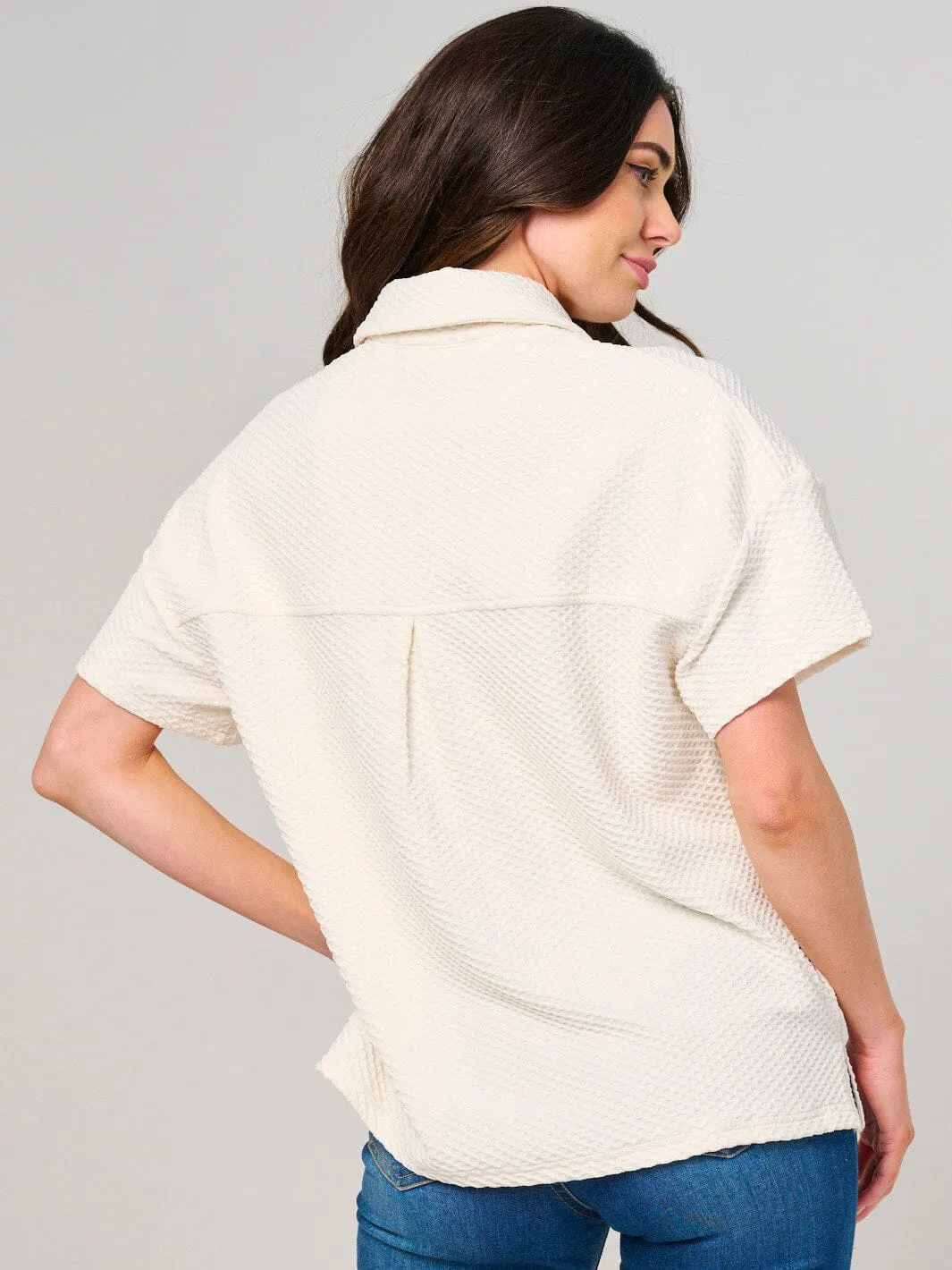 WOMEN'S SHORT SLEEVE BUTTON CLOSURE FRONT POCKET DETAILED BLOUSE
