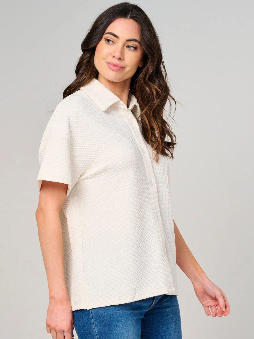 WOMEN'S SHORT SLEEVE BUTTON CLOSURE FRONT POCKET DETAILED BLOUSE