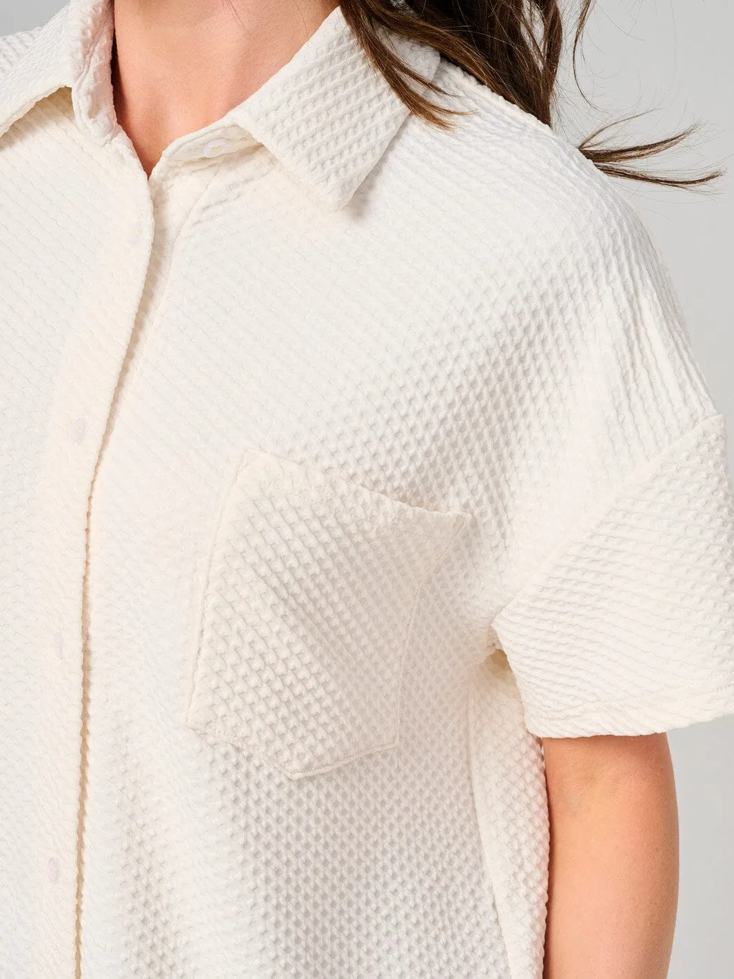 WOMEN'S SHORT SLEEVE BUTTON CLOSURE FRONT POCKET DETAILED BLOUSE